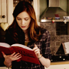 toxic_corn: Amy Pond reads books! (DW: amy - reading)