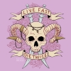 kurjanik: A tiefling skull with curled horns on a lilac background. Two swords are crossed behind it. Two beige ribbons, same colour as the skull, one above and one below, read in red letters "LIVE FAST" - "DIE TWICE". (Default)