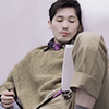 sakanawords: picture of a man wearing a sweater and holding a pen (baiyu-write-sweater)