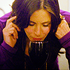 goodbyebird: Cougar Town: Jules sips from a wine glass so full she can't move it from the counter. (CT wine o'clock)