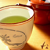 glinda: a china cup filled with green tea and the word 'tì' (tea/tì)